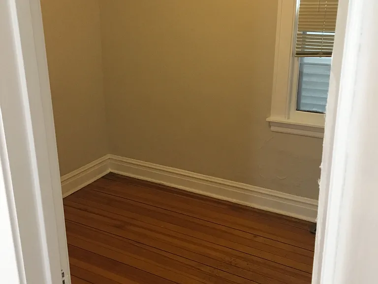 1820 W Fletcher St #1 — Photo 2