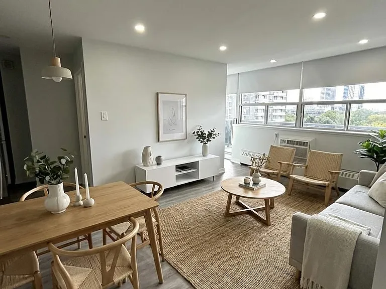 15 Walmer Rd #202 — Photo 2