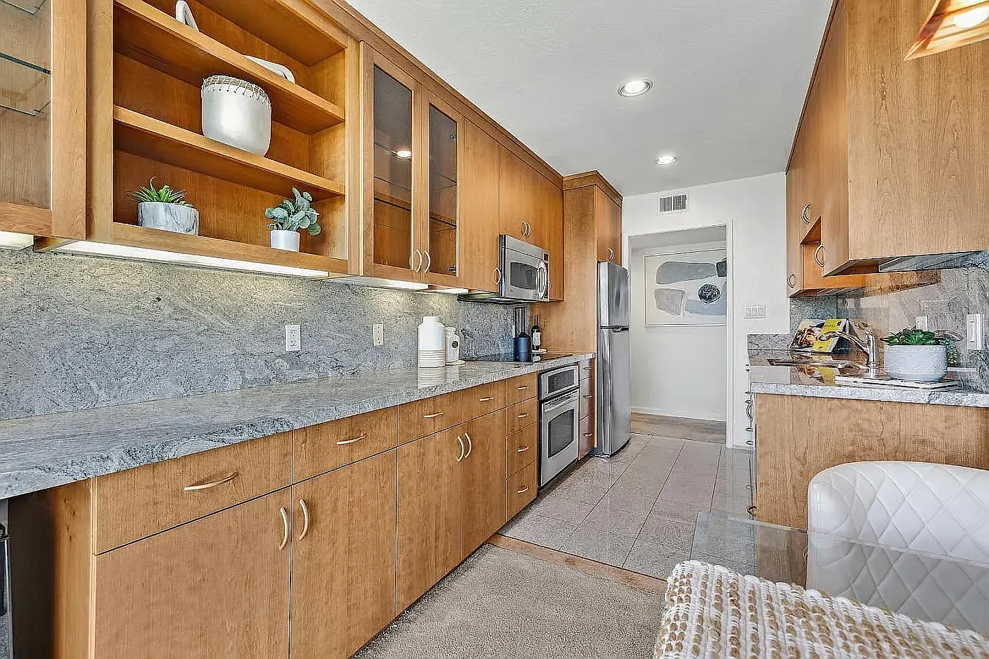 2 bed, 975 sqft, $3,550 — Photo 1