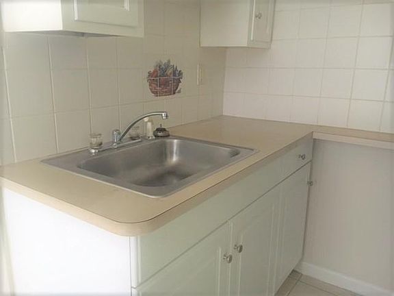 4th image of 2239 Bernard St #1W