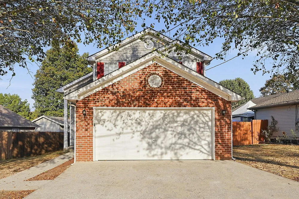 3 bed, 2.5 bath, 1439 sqft, $2,010 — Photo 1