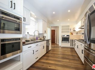 15500 Royal Ridge Rd, Sherman Oaks, CA 91403