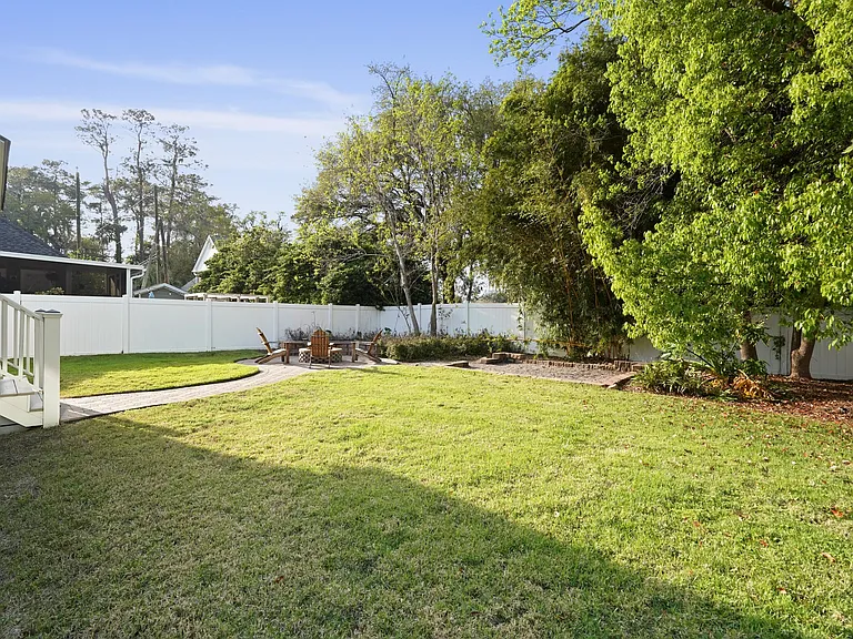 15 Government Rd — Photo 36
