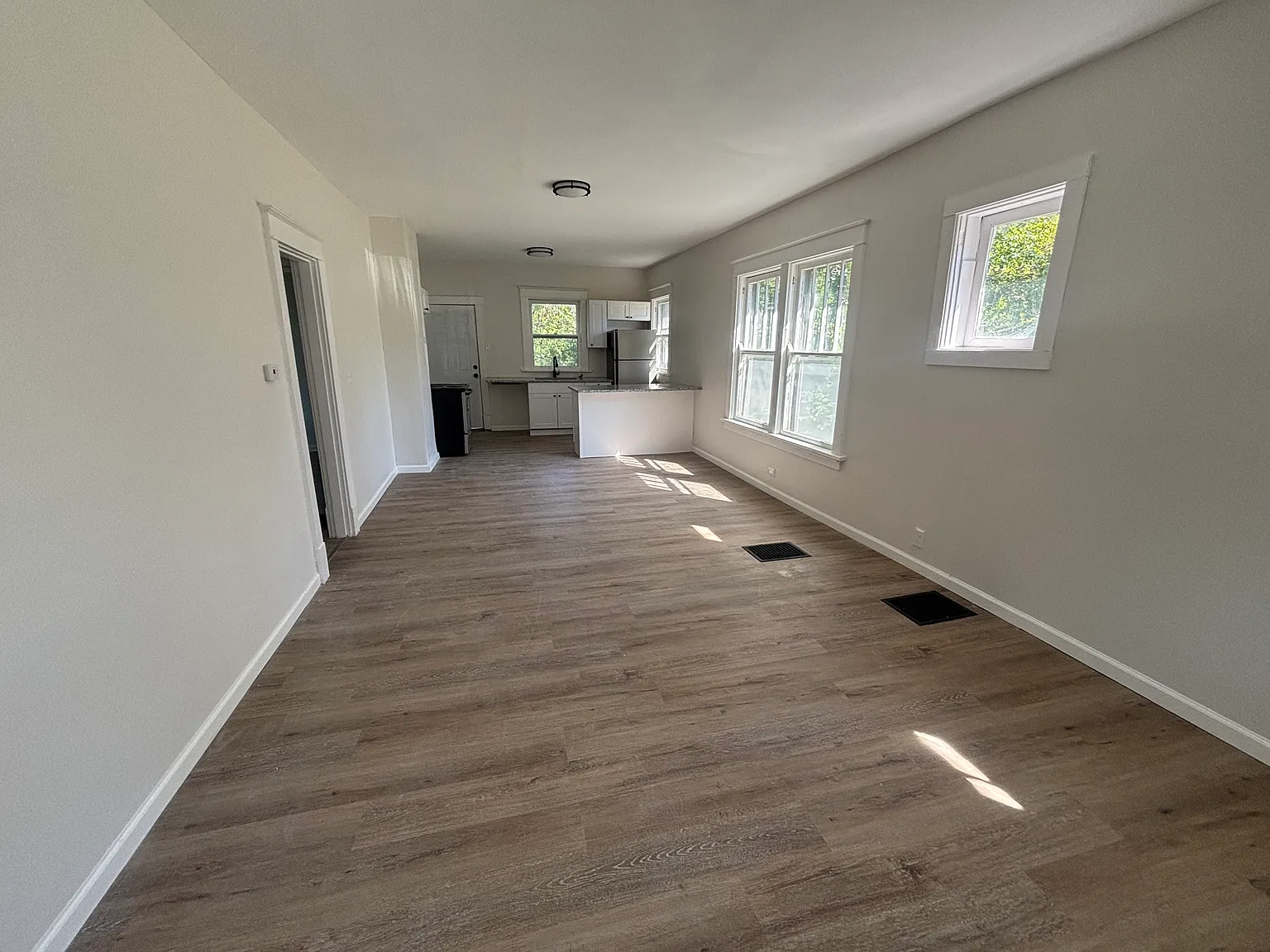3 bed, 800 sqft, $1,600 — Photo 3