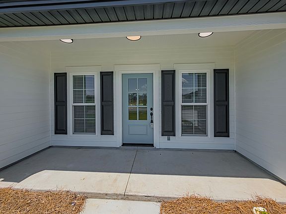 4th image of 28 Edgewater Dr