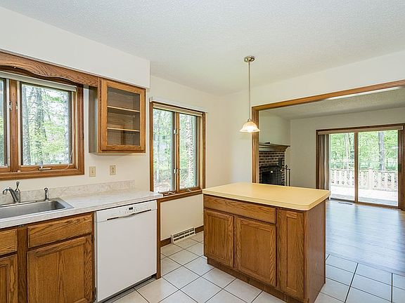 3rd image of 18 Knollwood Dr