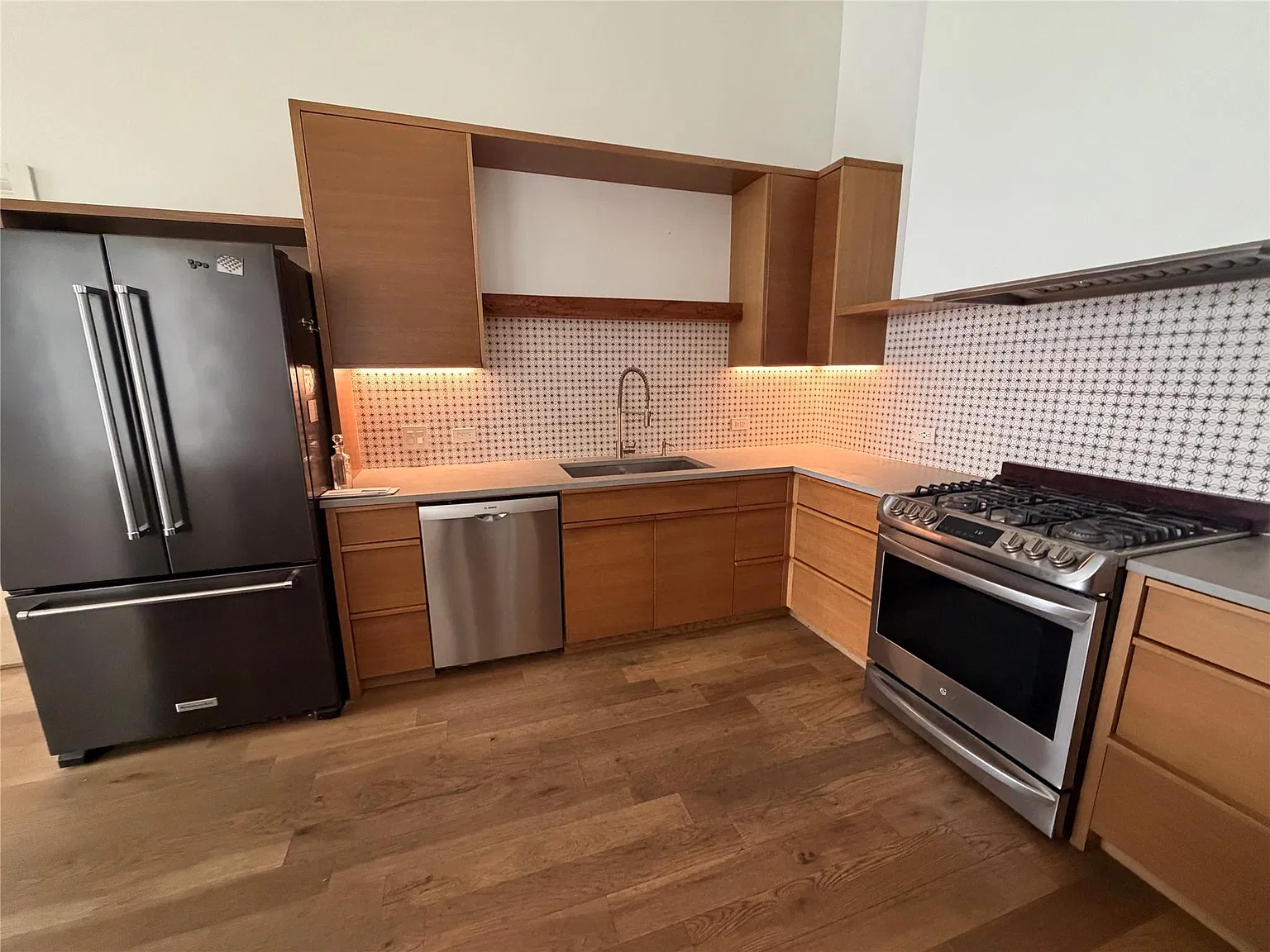 2 bed, 1.5 bath, 3000 sqft, $5,900 — Photo 3