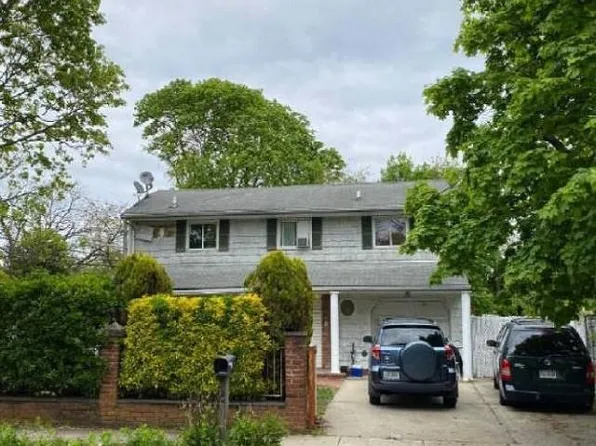 35 Leaf Avenue, Central Islip, NY 11722
