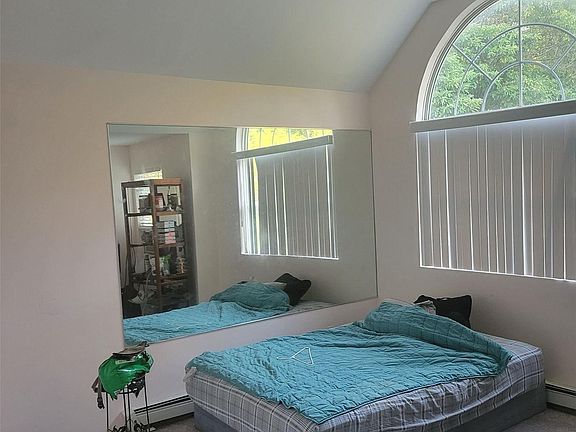 3rd image of 8 Keewaydin Ct