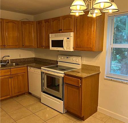 4th image of 561 NE 21st Ave #3