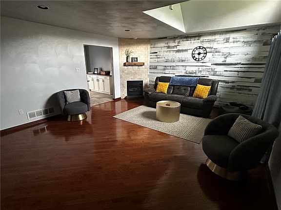 3rd image of 22 Dawn Dr