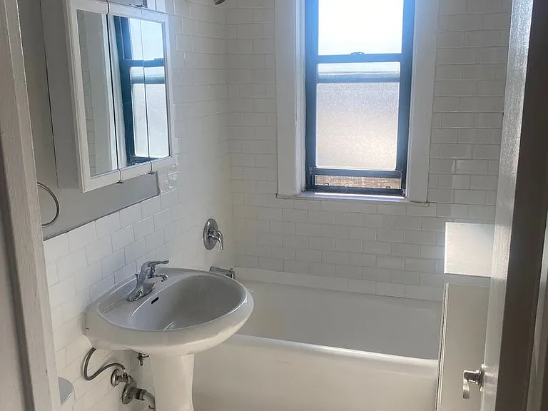 Stunning Large One Bedroom, Lake View, Elevator Building — Photo 43