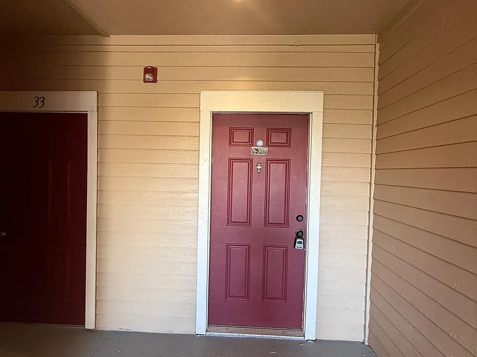 2000 Erving Cir #305