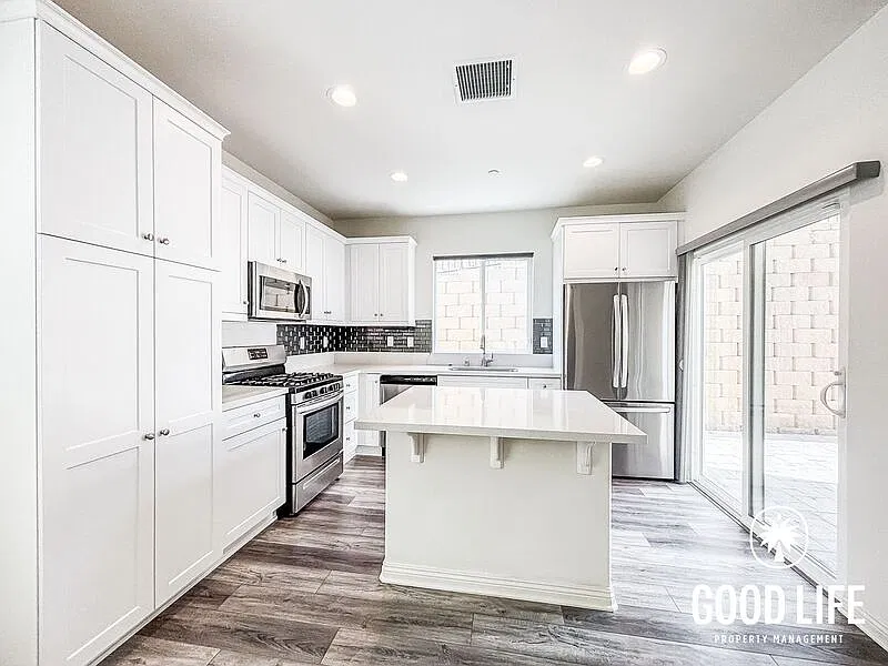 3 bed, 2.5 bath, 1504 sqft, $3,800 — Photo 4