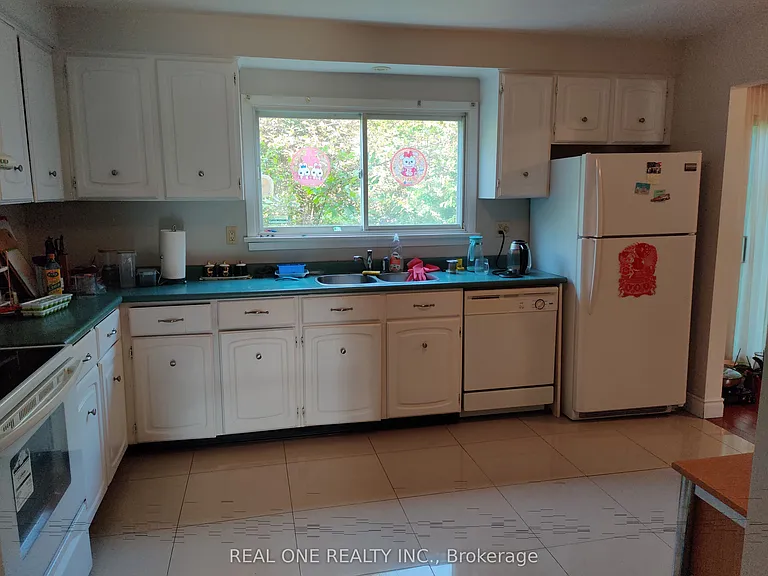 72 Liebeck Cres — Photo 11