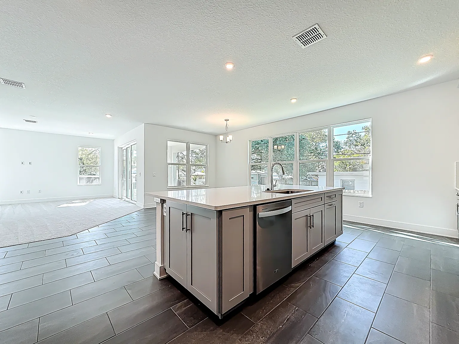 4 bed, 3306 sqft, $7,900 — Photo 2