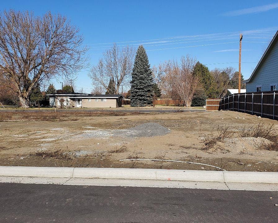 2nd image of 966 SW Coyote Dr