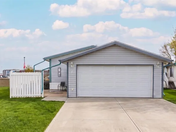 1600 Strachan Rd SE #8, Medicine Hat, AB T1B 4M3