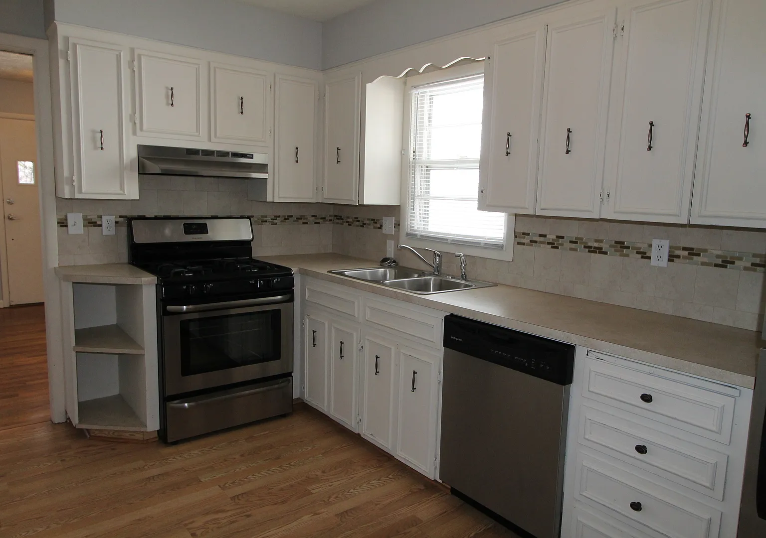 Split level 3BR 2 Bathroom Home with a finished basement. Close to Benson! — Photo 2