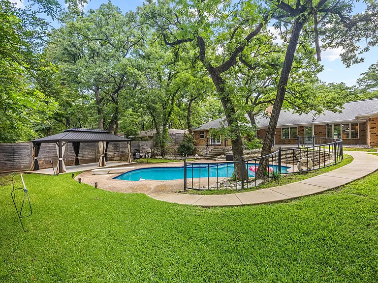 2231 Shadywood Ct — Photo 1