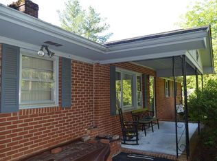 211 Gwynwood Dr, Mount Airy, NC 27030