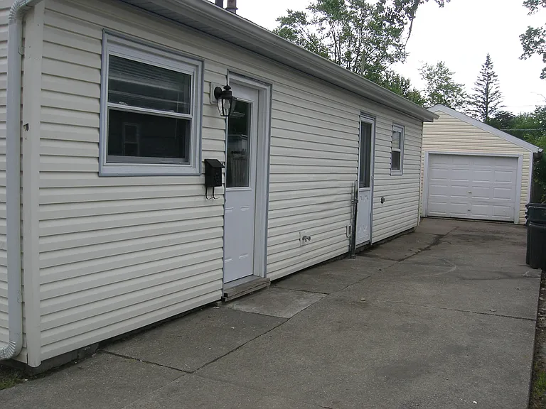 2041 Newport Ave — Photo 2