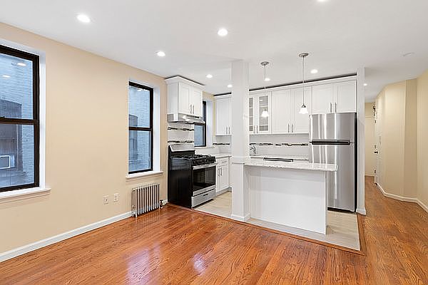 1st image of 336 E 67th St #18