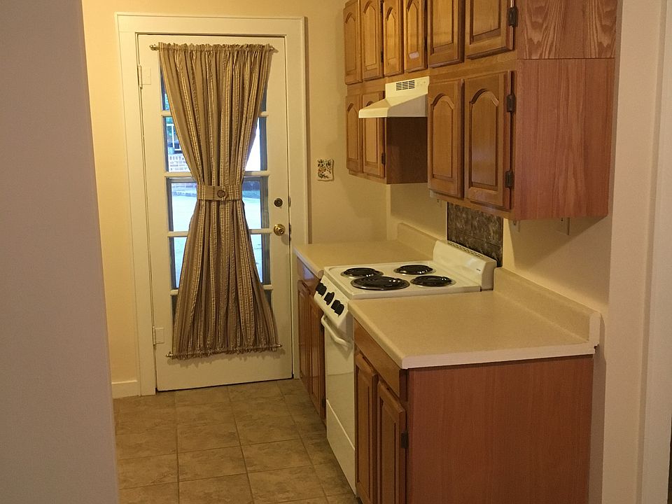 Entry/kitchen