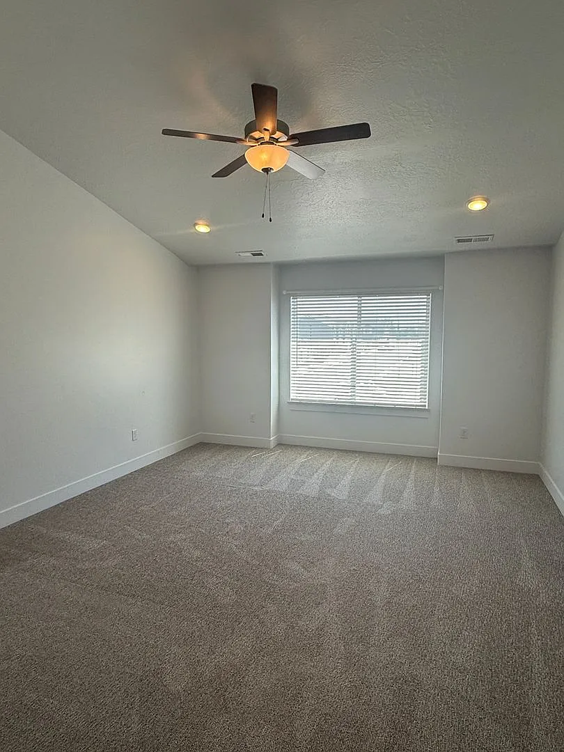 Half off first months rent - Beautiful town home for rent. — Photo 2