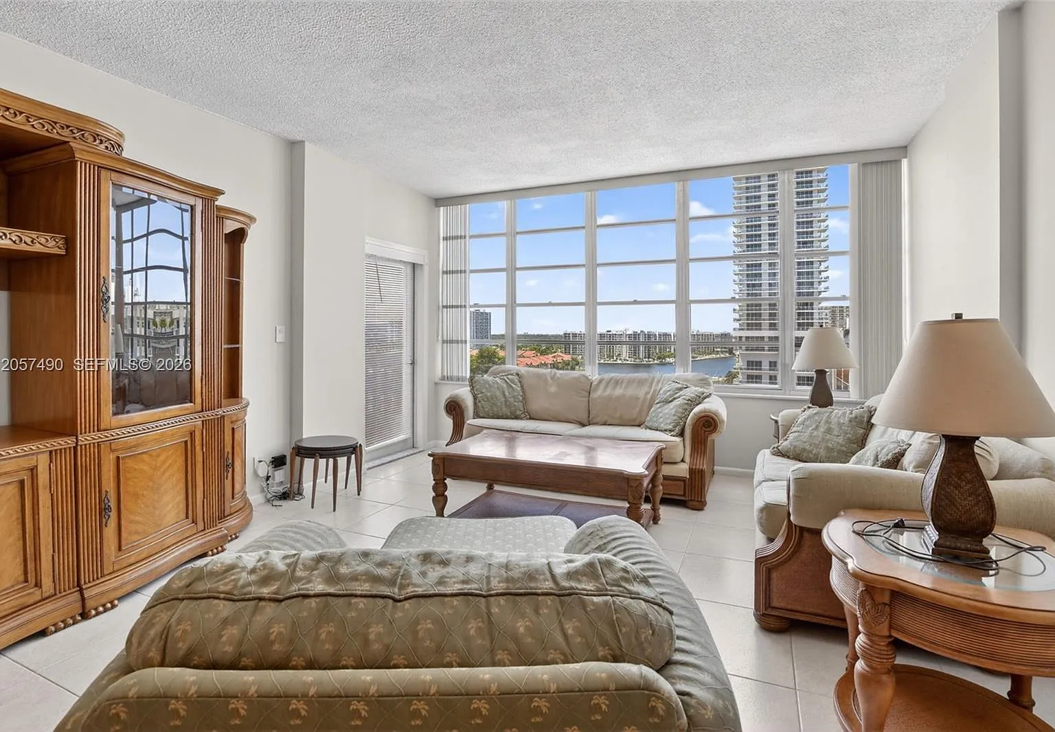 Imperial Towers Condo — Photo 2