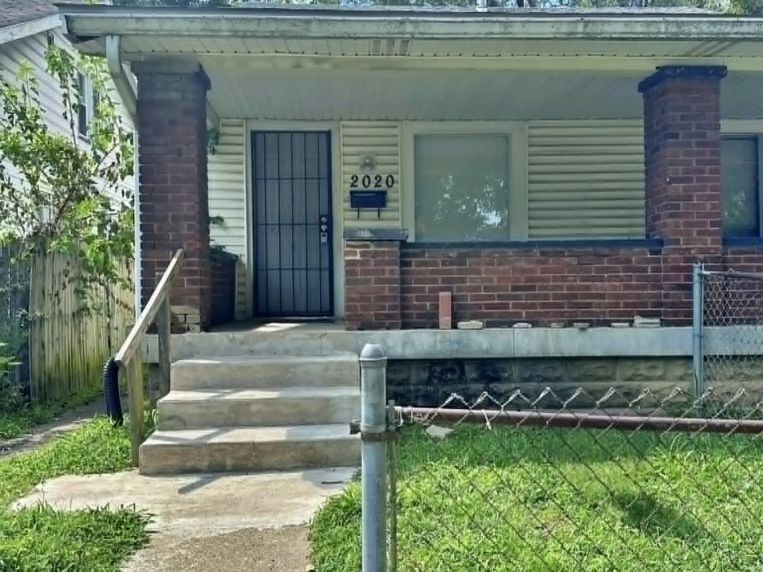 2 bed, 1.0 bath, 1750 sqft, $949 — Photo 2