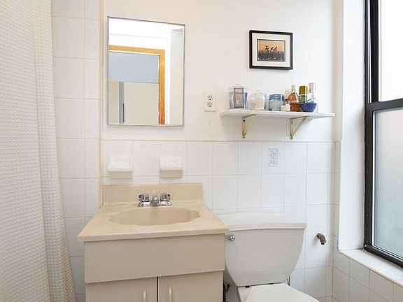 4th image of 238 Elizabeth St APT 3