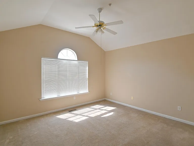 Bedroom 2 with High ceiling