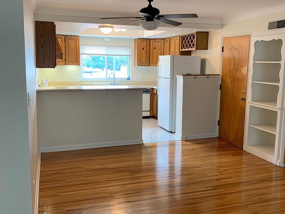 Dining area with ceiling fan