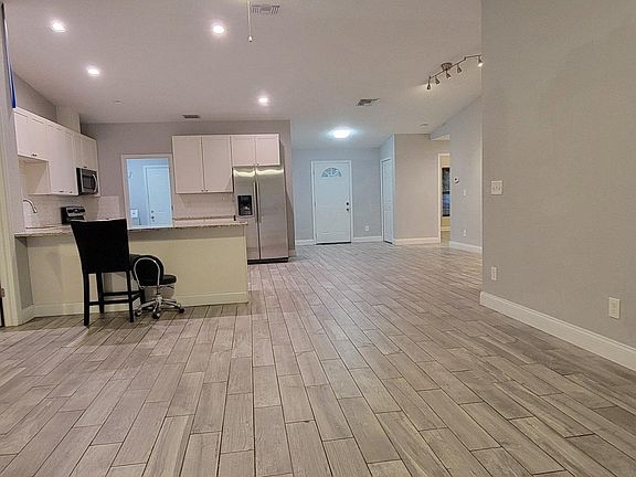 2nd image of 4513 Fountainbleau Rd