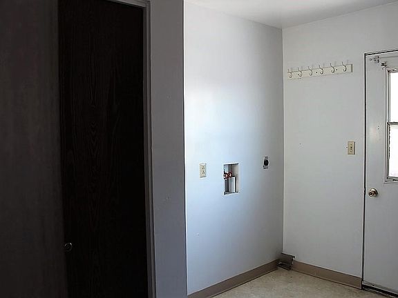 Laundry/ Private Entrance