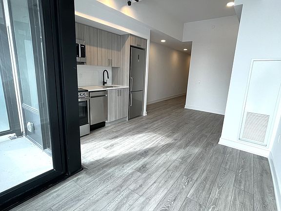 3rd image of 758 Dovercourt Rd #607