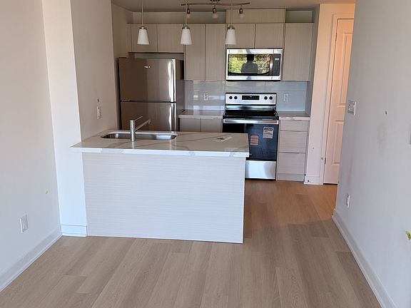 5th image of 2825 Jane St #404
