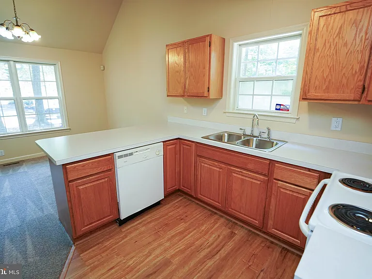 935 Queen Ave — Photo 15