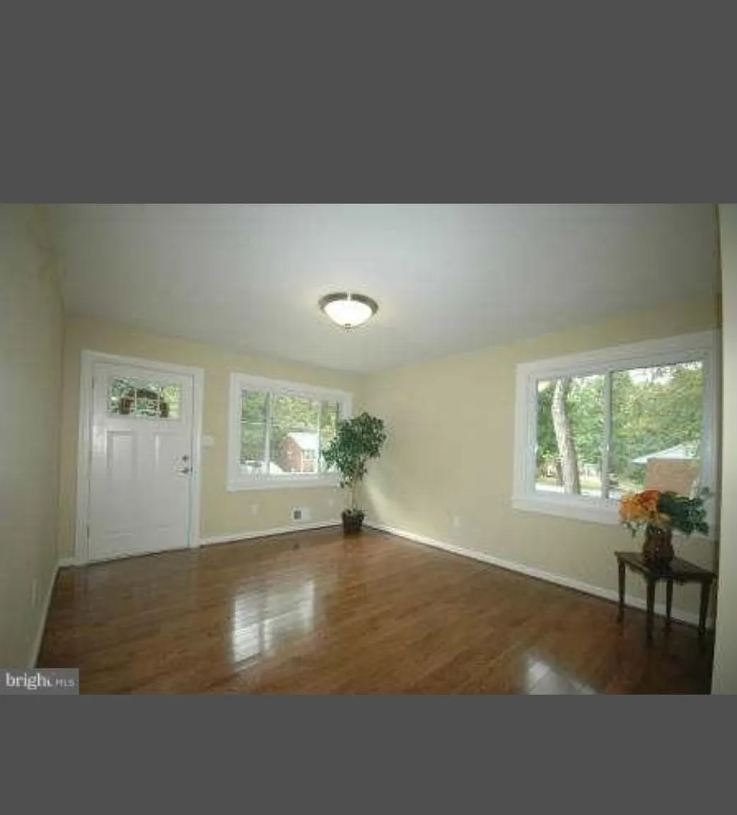4 bed, 936 sqft, $3,100 — Photo 4