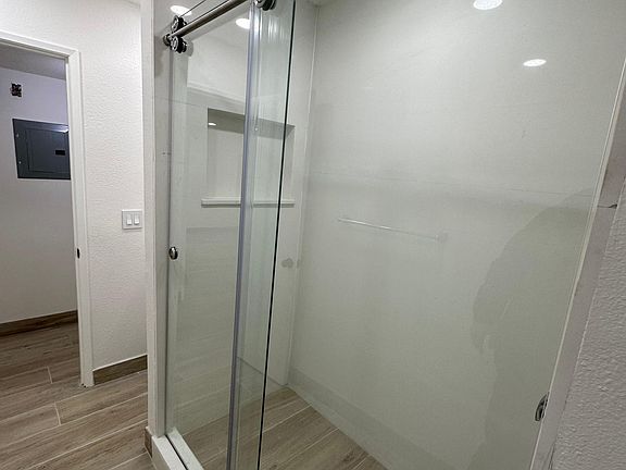 4th image of 6910 Balboa Blvd APT 3