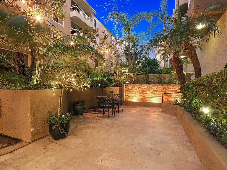 Palm Royale Apartments — Photo 22