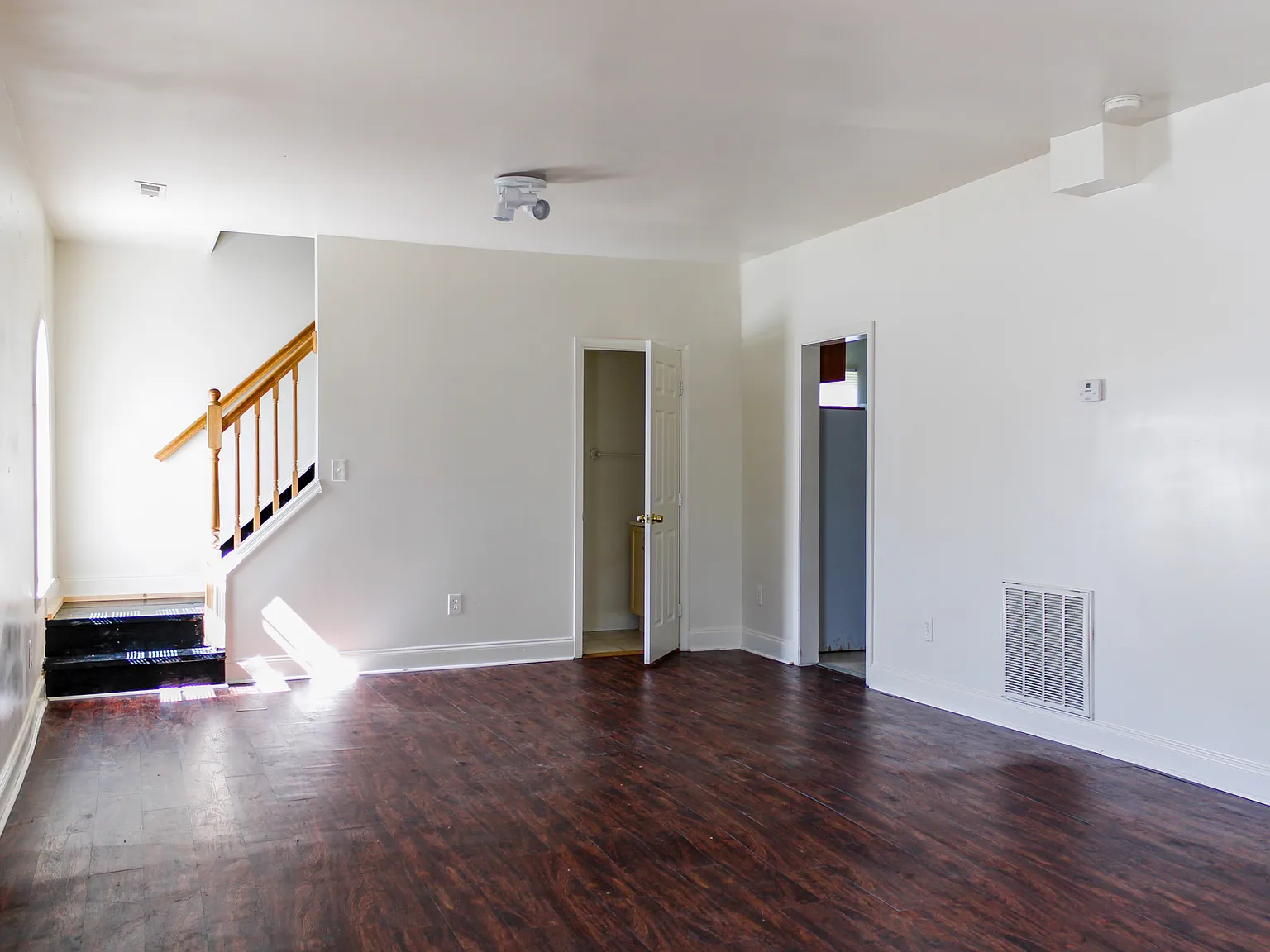 3 bed, 1400 sqft, $1,599 — Photo 2