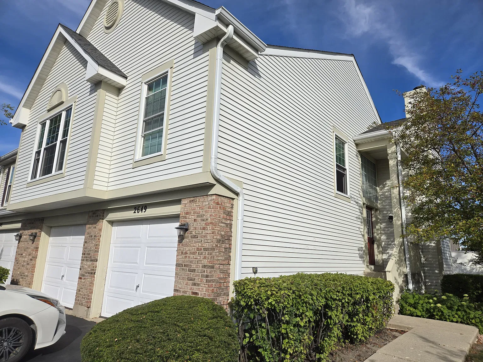 3 bed, 2000 sqft, $3,200 — Photo 2