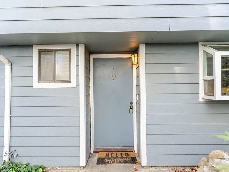 15113 Saticoy St #16 — Photo 4