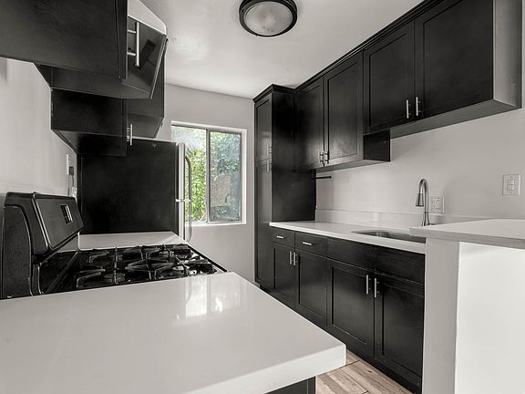 2nd image of 723 N Gramercy Pl #B41f8ebd5
