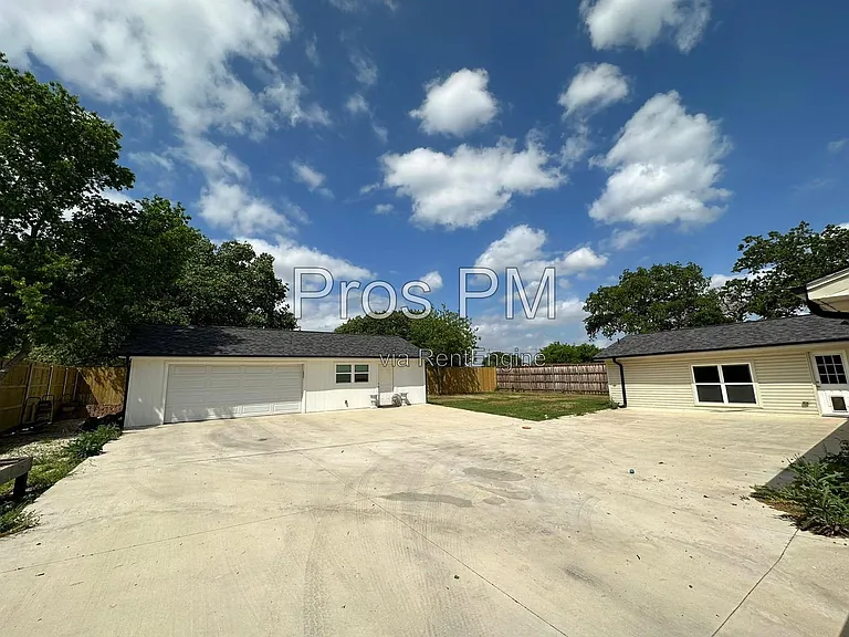 106 Joyce Dr — Photo 2