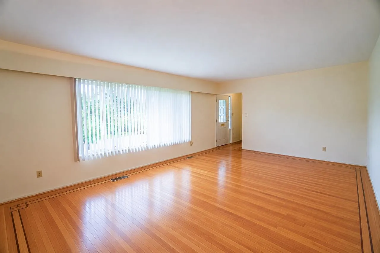 7 bed, 2408 sqft, $6,300 — Photo 4