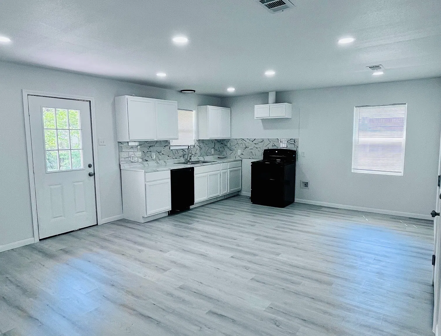 3 bed, 1223 sqft, $2,050 — Photo 4