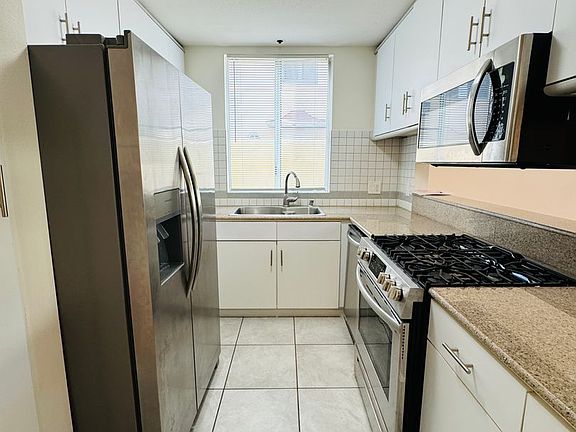3rd image of 211 S Poinsettia Pl APT 1